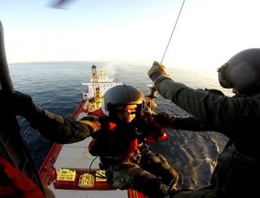 Η εντυπωσιακή αεροδιακομιδή ασθενή από το πλοίο Έλυρος με ελικόπτερο του Πολεμικού Ναυτικού (βίντεο)